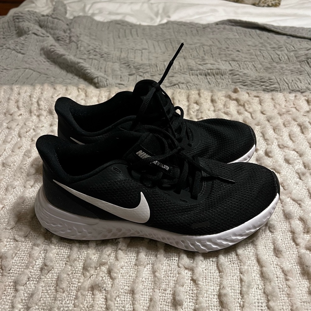 Women’s Nike sneakers Size 8.5